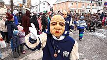 Ein Küsschen vom Wolkenschieber aus Heiligenberg. Die Narrenschlossen den Jubiläumsumzug am Samstag.