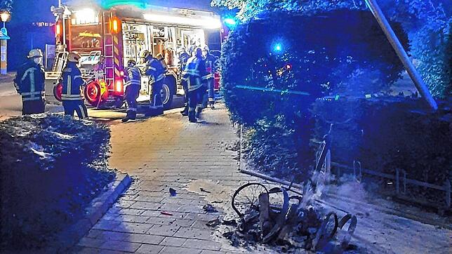 Von dem Dreirad ist nach dem Brand nicht mehr viel zu sehen.