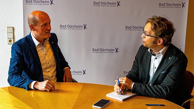 Bad Dürrheims Bürgermeister Jonathan Berggötz (links) im Gespräch mit SÜDKURIER-Redaktionsleiter Stephan Freißmann.