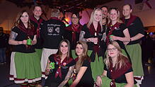 Starke junge Fasnetgruppen treten beim Aasemer Weiherball in der Bürgerhalle auf. So wie hier die Aufener Buchberghexen.