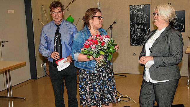 Markus Oppermann von der Grundschule in Welschingen (links) und Katja Greifenbach vom Anne-Frank Schulverbund wünschen Nadja Hennes ...