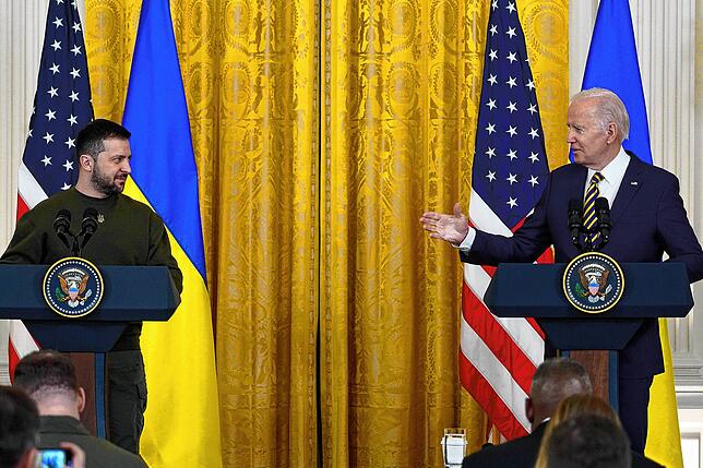 Selenskyj spricht neben Biden während einer Pressekonferenz im East Room des Weißen Hauses