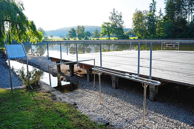 Die Kneipp-Anlage im Salinensee in Bad Dürrheim ist zurzeit trocken &ndash; aber ein paar Meter weiter kann man seine Füße dennoch ins ...