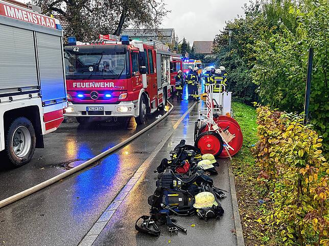 Insgesamt 85 Feuerwehrleute waren am Dienstagnachmittag bei einem Brand in Immenstaad im Einsatz.