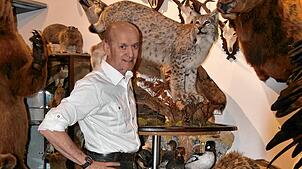 Armin Hafner inmitten seiner umfangreichen Wildtier-Sammlung, die ihm als Anschauungsmaterial für angehende Jägerinnen und Jäger in ...