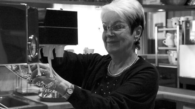 Claudia Ketterer im Gasthaus „Kranz“, den sie 1986 übernahm. Nun stirbt die Wirtin völlig unerwartet.