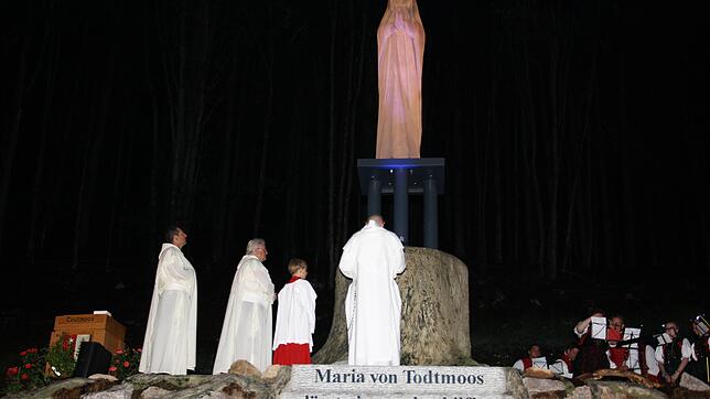 Maria wacht über Todtmoos: Die große Marienstatue nach der Enthüllung. Sie wird von den Pauliner Patres gesegnet. Bild: Andreas Böhm