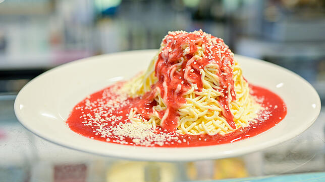 Das süße Pendant zu Spaghetti mit Tomatensoße und Parmesan: Spaghetti-Eis gibt es mittlerweile fast überall.