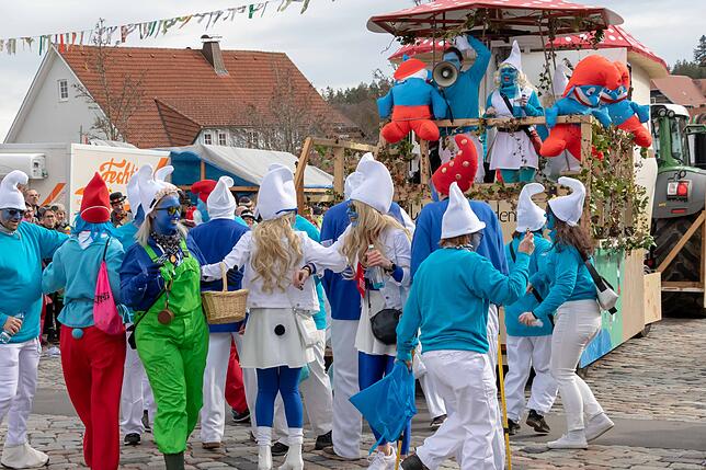 Ins Blaue: Die Schlümpfe feierten am Fasnet-Sunndig ihren 60. Geburtstag.