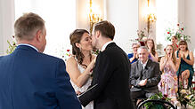 Marlon Kollmann küsst vor laufender Kamera seine Angetraute Michelle, die er zu diesem Zeitpunkt das erste Mal sieht. Es war Intuition, ...