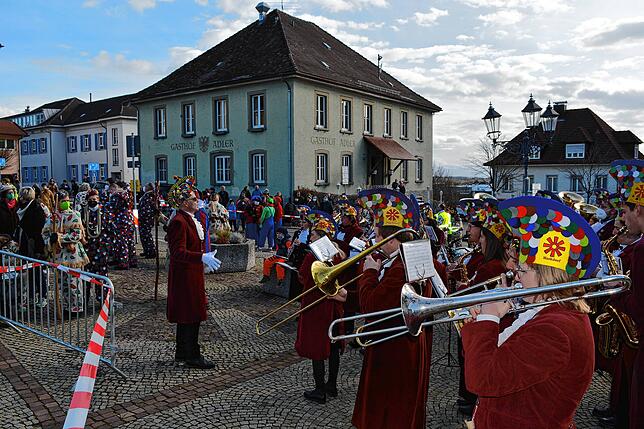 Bild 4: Bilder vom Narrenbaumstellen und Preisschnellen in Markdorf