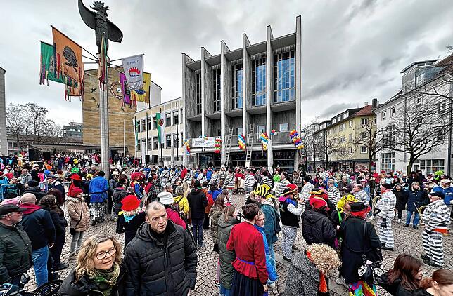 Bild 8: So bunt war der Rathaussturm in Friedrichshafen
