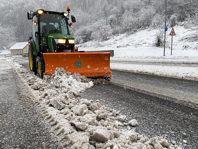 In Zizenhausen ist der Winterdienst unterwegs und räumt die Straßen.