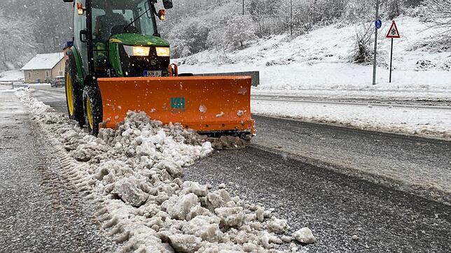 In Zizenhausen ist der Winterdienst unterwegs und räumt die Straßen.