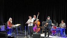 Das Publikum ist begeistert vom Können der Musiker: das Linda Jozefowski Quintett in der Gems. Zwischen Band und Gästen entstand ein ...