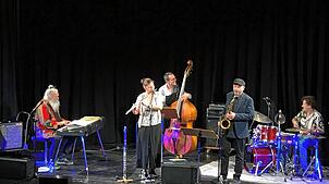 Das Publikum ist begeistert vom Können der Musiker: das Linda Jozefowski Quintett in der Gems. Zwischen Band und Gästen entstand ein ...