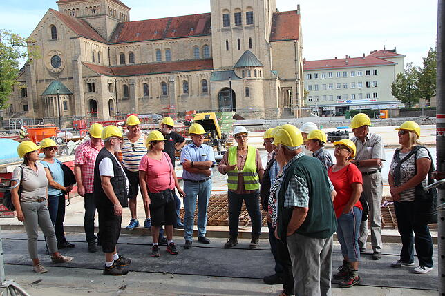 Bauleiterin Carmen Klenk (Mitte, mit Warnweste) führt die SÜDKURIER-Leser über die Baustelle und ist für ihre Fragen offen.