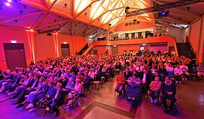 Die Scheffelhalle ist endlich wieder zurück und erstrahlt in neuem Glanz: Der Neubau wurde mit einer stimmungsvollen und emotionalen ...