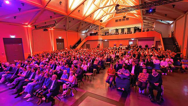 Die Scheffelhalle ist endlich wieder zurück und erstrahlt in neuem Glanz: Der Neubau wurde mit einer stimmungsvollen und emotionalen ...