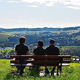 Rast beim Wasserreservoir mit Aussicht auf Untermettingen und die Landschaft.