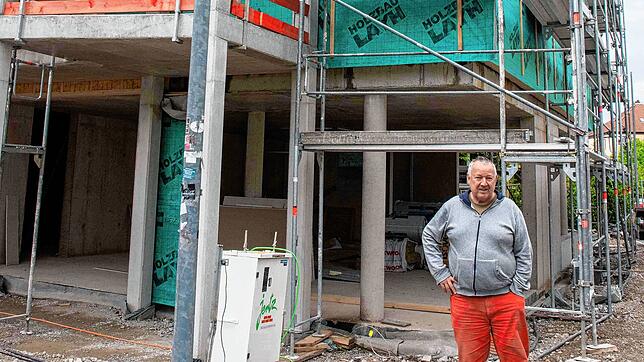 Martin Struppe vom Vier-Häuser-Projekt vor einer Baustelle: „Wir können die Wohnungen für sieben Euro den Quadratmeter vermieten.“