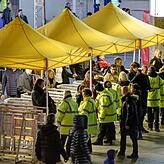 Ordnungskräfte kontrollieren Passanten am Eingang zur Sperrzone am Kölner Dom. Antiterrormaßnahmen will die EU besser koordinieren.