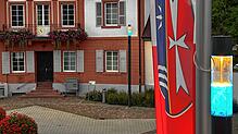 Die neuen Leuchten auf dem Rathausplatz schaffen ein modernes Ambiente – hier im Vordergrund rechts neben der Stadtfahne und im ...