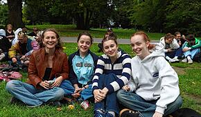 Mara Steigert, Marie Böttcher, Nina Junker und Marina Pittroff (von links) waren am Samstag im Herosé-Park beim Pudding-mit-Gabel-Essen ...