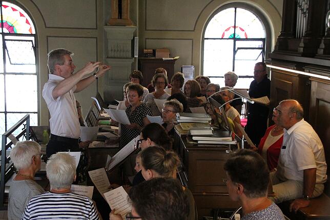Der Kirchenchor Eggingen mit Chorleiter Holger Albicker wurde   instrumental begleitet vom Vorsitzenden Georg Riesterer (Klavier) sowie ...