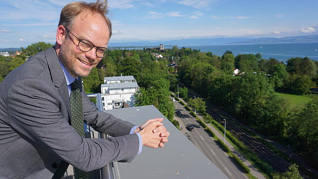 Nach vielen Jahren in der Ferne ist Christoph Keckeisen zurück am Bodensee. Seit 1. Juni 2019 ist er neuer Erster Landesbeamter im ...