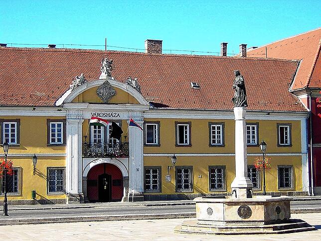 Der Brunnen der Partnerstädte befindet sich mitten auf dem Platz des 15. März in Vác. Die Wappen der Partnerstädte schmücken ihn. ...
