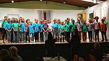 Der Chor der Grundschule Erzingen begeistert das Publikum als einer der Höhepunkte des Jahreskonzerts und Theaterabends in Geißlingen. ...