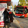Schüler nahe dem Suso Gymnasium an der Bushaltestelle Klinikum.