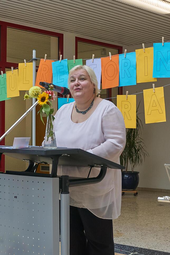 Bunt: Ihr erster Tag in Wehr begann mit einem Regenbogen und mit einem bunten Reigenb guter Wünsche wurde die neue Schulleiterin Petra ...