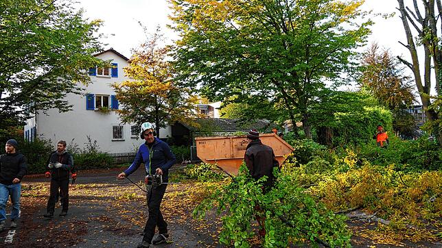 Zahlreiche freiwillige Helfer der Überlinger Sektion des Deutschen Alpenvereins beteiligten sich an der Vorbereitung des Bauplatzes für ...