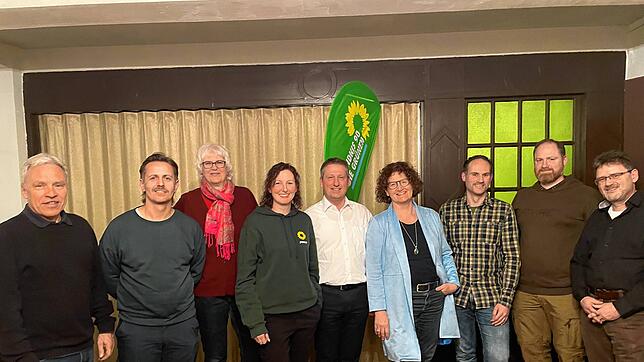 Das sind die neun anwesenden Kandidaten der Wehrer und Öflinger Grünen (von links): Josef Schneider, Thomas Schüler, Regine Aisenbrey, ...