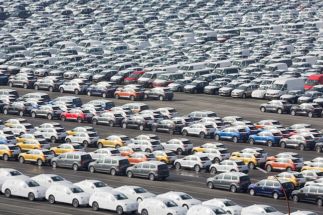 Fahrzeuge des Volkswagen-Konzerns stehen im Hafen von Emden zur Verschiffung bereit.