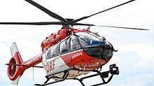 Ein Rettungshubschrauber im Einsatz (Symbolbild). Gleich zweimal fliegt der Heli bei Unfällen im Landkreis Waldshut.