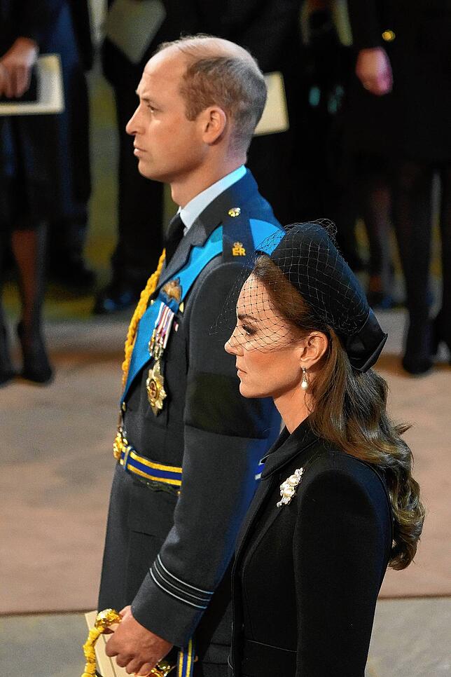Prinz William, Prinz von Wales, und Kate, Prinzessin von Wales, stehen in der Westminster Hall, nachdem sie an der Prozession des Sarges ...