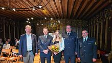 Willkommen in Überlingen: Der neue Revierleiter Sven Saile (2.v.l.) mit Ehefrau Verena und (v.l.) Oberbürgermeister Jan Zeitler, ...