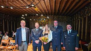 Willkommen in Überlingen: Der neue Revierleiter Sven Saile (2.v.l.) mit Ehefrau Verena und (v.l.) Oberbürgermeister Jan Zeitler, ...