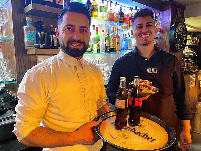 Die beiden Servicekräfte Naim Shabani (links) und Gabriel Ferano vom Restaurant Oscar&lsquo;s in Waldshut tragen ebenfalls keine Maske mehr.