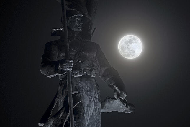 31.01.2018, Russland, Wladiwostok: Ein Vollmond steht hinter einem Denkmal der Roten Armee am Himmel. Foto: Yevgeny Uvarov/AP/dpa +++ ...