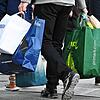 Ein Mann geht mit Tüten bepackt über die Einkaufsstraße Zeil.