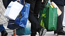 Ein Mann geht mit Tüten bepackt über die Einkaufsstraße Zeil.