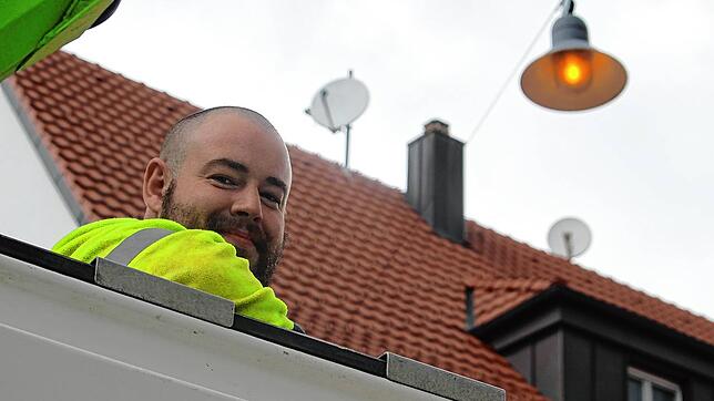 Florian Fluck von ED Netze ist in der Käferstraße im Einsatz. Hinter ihm brennt am Nachmittag eine Straßenlaterne – so wie zu diesem ...