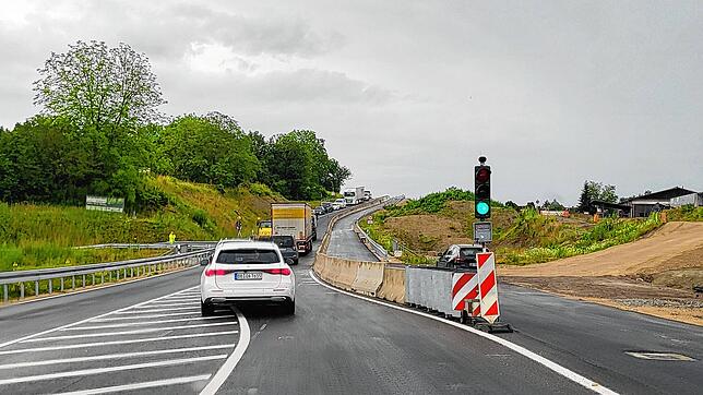 Auf der B33 bei Allensbach ist nur eine Spur befahrbar. Eine Ampel regelt den Verkehr in diesem Bereich.