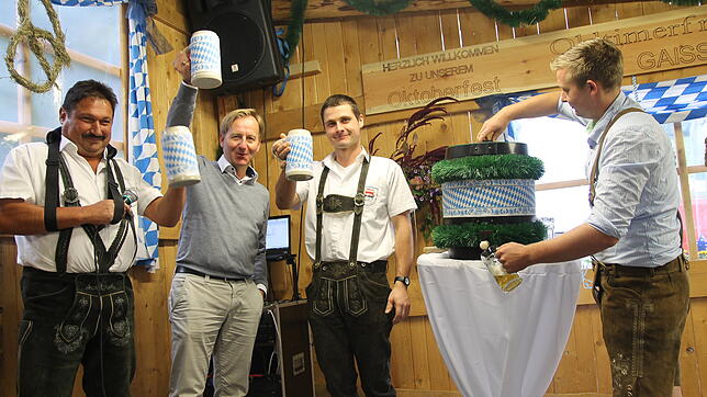 Nach dem gelungenen Fassanstich beim Oktoberfest in Gaiß (von links): Joachim Auer (Vorsitzender der Oldtimerfreunde), Oberbürgermeister ...