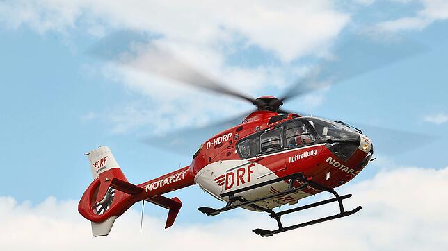 Ein Rettungshubschrauber war im Einsatz zur Versorgung eines lebensgefährlich verletzten Mannes. Dieser war zuvor durch ein Glasdach auf ...