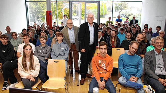 Harry Nussbaum (Mitte, links) berichtete am Staufer-Gymnasium Pfullendorf über seine Erinnerungen als jüdisches Kind im besetzten ...